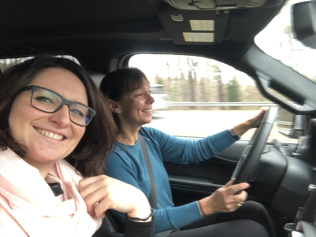 Irma Neweling und Silke O'Brien auf Roadtrip im Auto