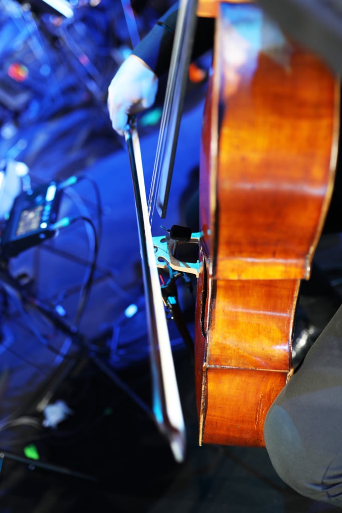 Neumann MCM-Mikrofon am Cello mit Cello-Halterung