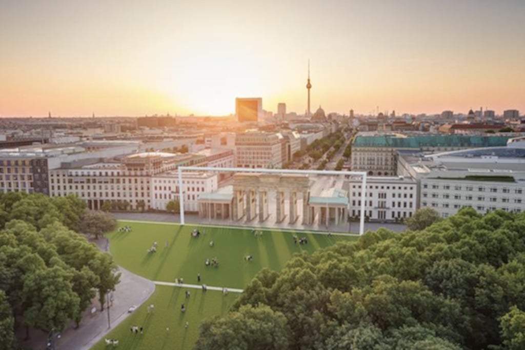 Großes Fußballtor am Brandenburger Tor