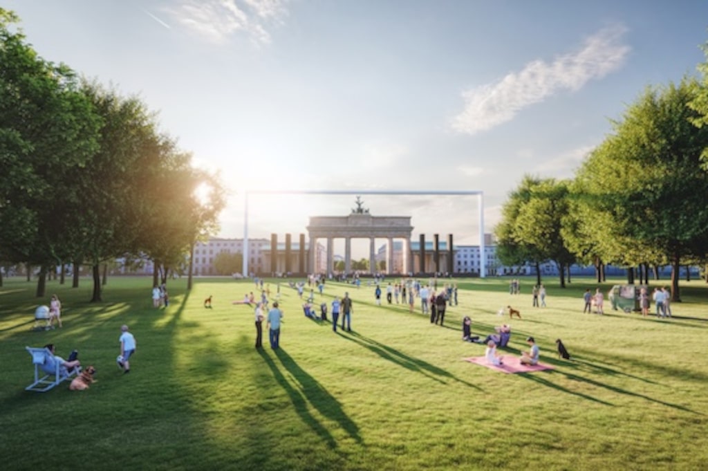 Großes Fußballtor am Brandenburger Tor