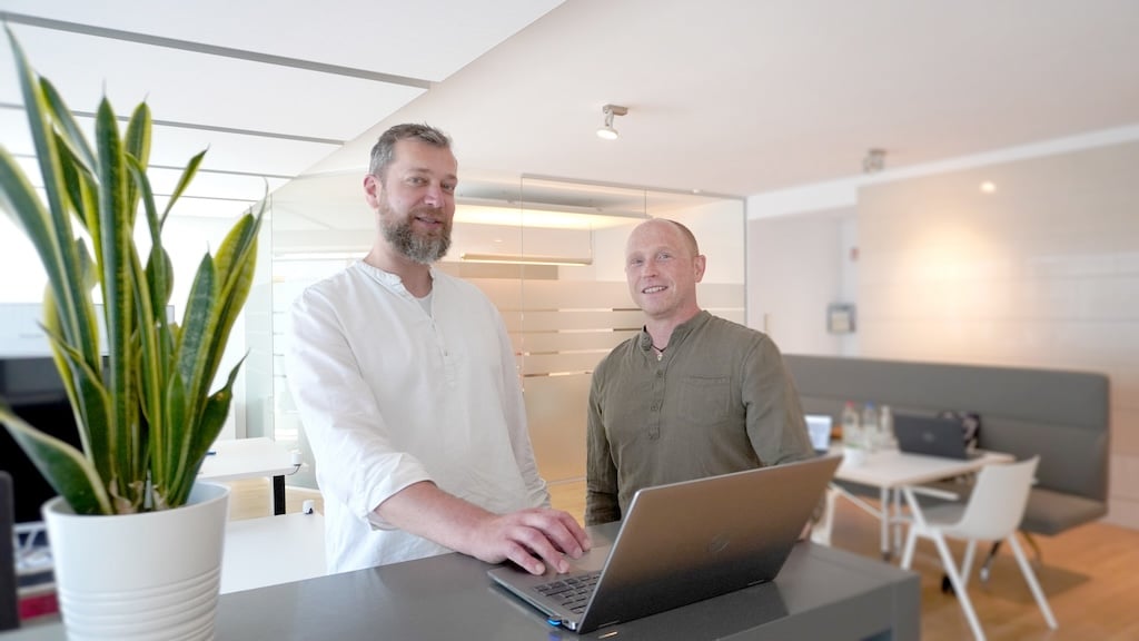 Martin Hartmann-Schüler, Nachhaltigkeitsmanager bei N&M, (rechts) und Florian Nürnberger, Entwicklungsleiter des Unternehmens