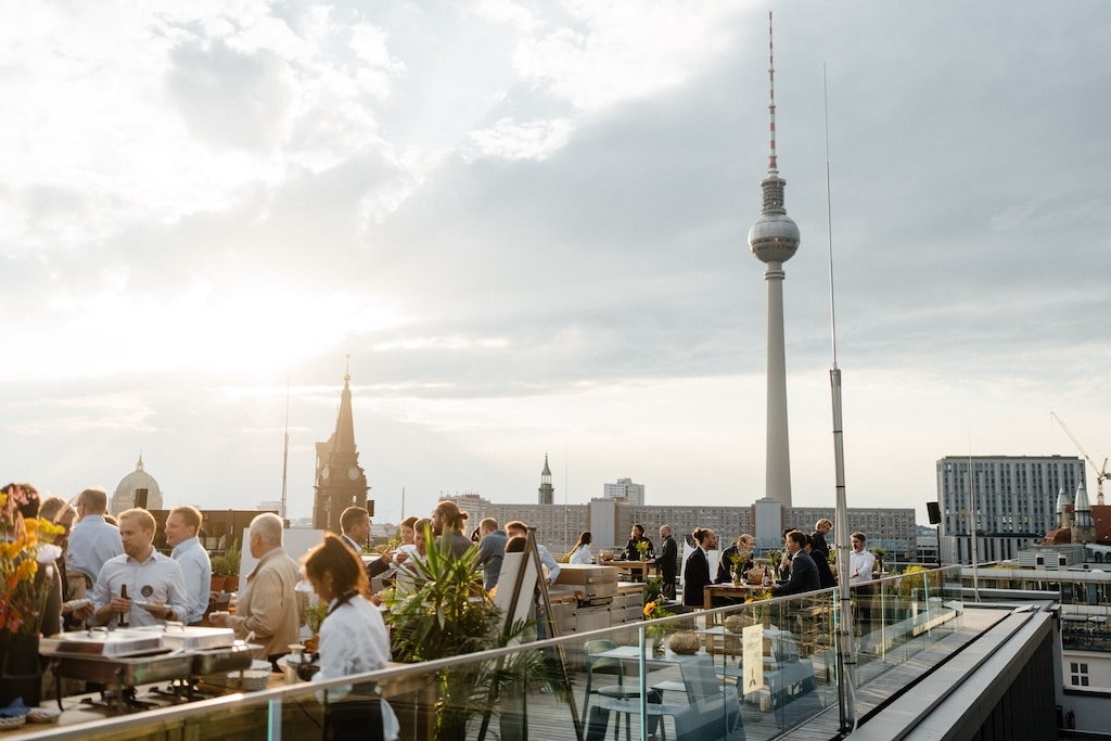 Dachterrasse des Schickler-Hauses in Berlin-Mitte mit Party