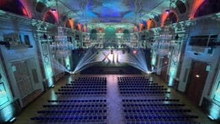 Bestuhlter Saal der Hofburg Vienna mit Bühne und Ausleuchtung