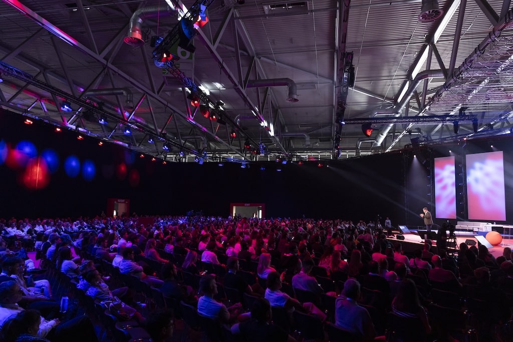 DMEXCO Center Stage, Get in the Game: The Future of Entertainment & Media mit Lynne Kjolso (Vice President, Global Partnerships and Retail Media Microsoft Advertising), Greg Carroll (Vice President of Global Revenue Activision Blizzard Media), Halle 6