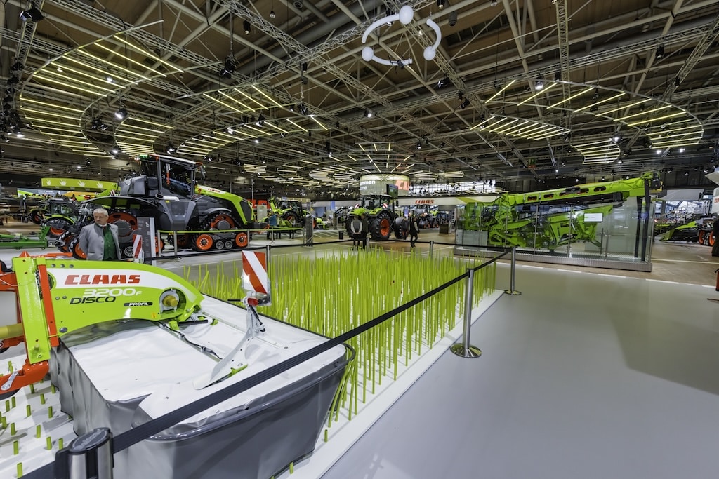 Der CLAAS-Connect-Bereich mit der Deckenlichtinstallation und der Eigenentwicklung des Halterungssystems